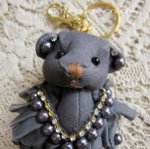 クマさんチャーム 　グレー・パール・ビジュー