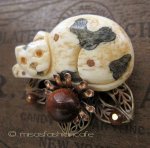 NY ブローチ ネコ＆お花　天然石　