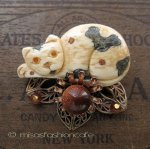 NY ブローチ ネコ＆お花　天然石　