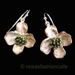 ピアス　または　クリップ 　ハナミズキのお花