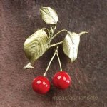 マイケルミショー ブローチ 天然ヒスイのさくらんぽ。