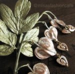 マイケルミショーブローチ 真珠・タイツリソウの花