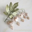 （画像用） マイケルミショーブローチ 真珠・タイツリソウの花
