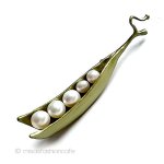 真珠　さやえんどう豆 ５パール　ブローチ