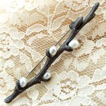 真珠の猫柳ブローチ