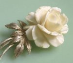象牙アイボリー　ブローチ