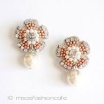 ＳＰＡＲＫＬ　ベージュパール花 イヤリングまたはピアス