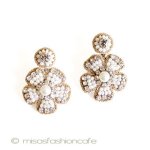 ＳＰＡＲＫＬ　ピアス 白いお花ドロップ