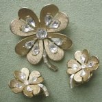 クラウンTrifari　ブローチ＆イヤリングセット