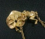 クラウンTrifari　カエル　ブローチ