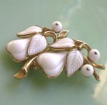 Trifari洋梨ブローチ