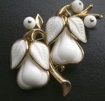 Trifari洋梨ブローチ