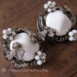 Robert刻印イヤリング ミルクガラス・フラワー