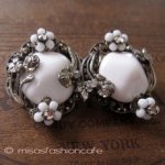 Robert刻印イヤリング ミルクガラス・フラワー