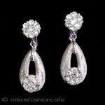 Ｔｒｉｆａｒｉ　 トリファリ クリスタル花イヤリング