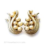 Trifari　 トリファリ パール金葉イヤリング