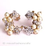 三日月型パールイヤリング