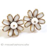 Ｔｒｉｆａｒｉ　 トリファリ ミルクガラス花イヤリング