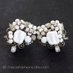 Robert刻印イヤリング ミルクガラスのお花