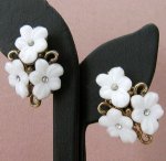 クラウントリファリ ガラスのお花イヤリング