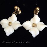 象牙　アイボリーの花 ハナミズキ　イヤリング