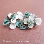 Robert　花イヤリング グリーン・ミルクガラス