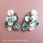 Robert　花イヤリング グリーン・ミルクガラス