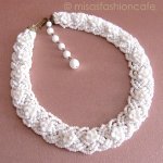 ミルクガラス花ネックレス