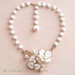 Ｔｒｉｆａｒｉ　 トリファリ ガラスのお花ネックレス