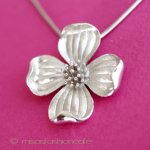 Trifari　 トリファリ ハナミズキ花ネックレス