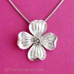Trifari　 トリファリ ハナミズキ花ネックレス