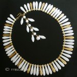 Trifari　 トリファリ ミルクガラスｘゴールド