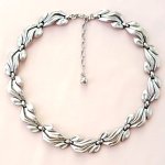 ヴィンテージネックレス トリファリ　銀のリボン