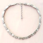 ヴィンテージネックレス トリファリ　お花リボン