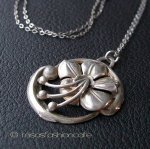 Sterling 銀製 Lang刻印 ユリの花ネックレス Sterling 銀製 Lang刻印 ユリの花ネックレス