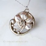 Sterling 銀製 Lang刻印 ユリの花ネックレス Sterling 銀製 Lang刻印 ユリの花ネックレス