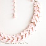 ピンクの葉　ネックレス