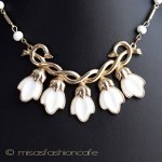 ミルクガラス花ネックレス