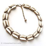 Trifari　 トリファリ 白い羽ネックレス