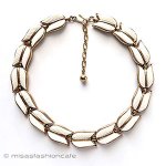 Trifari　 トリファリ 白い羽ネックレス