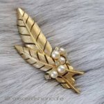 クラウントリファリ　 Trifari 羽ブローチ