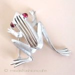 クラウン Trifari 　カエル蛙 ブローチ