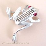 クラウン Trifari 　カエル蛙 ブローチ