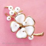 Ｔｒｉｆａｒｉ　 トリファリ ミルクガラス花ブローチ