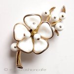 Ｔｒｉｆａｒｉ　 トリファリ ミルクガラス花ブローチ