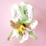 英国製　ブローチ ポーセリン　ユリの花