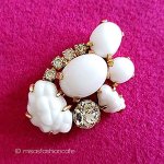 ヴィンテージブローチ Marvellaミルクガラス ヴィンテージブローチ Marvellaミルクガラス