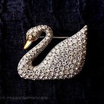 スワロフスキーの白鳥 クリスタル ブローチ スワロフスキーの白鳥 クリスタル ブローチ