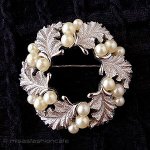 Trifari トリファリ パール銀葉 リース Trifari トリファリ パール銀葉 リース