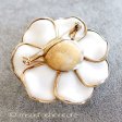 （画像用） Ｔｒｉｆａｒｉ　 トリファリ ミルクガラス花ブローチ